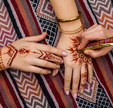 mains avec tatouage au henné
