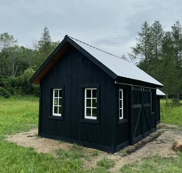 Un abris de jardin peint en noir de falun, oxydes de manganèse, mat peinture durable sur résineux