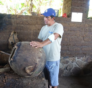 Eduardo Angeles, Lalocura Mezcal Palenque, olla de barro Santa Catarina Minas, Oaxaca