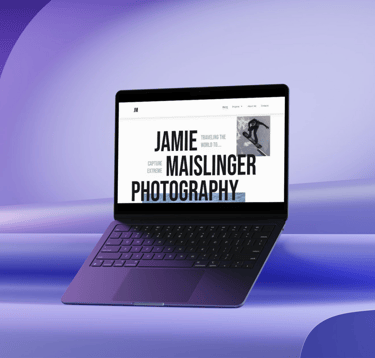 Ordinateur sur fond violet 