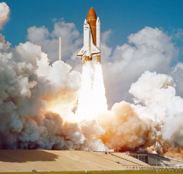 una nave espacial despegando al momento de la ignición