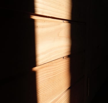 un mur en bois au soleil