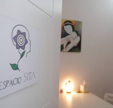 Entrada a una cálida sala de psicoterapia.  Espacio SitaRam Alcobendas, Madrid 