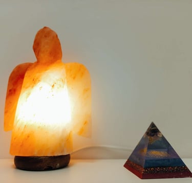 Detalles decorativos en sala, lampara de sal y pirámide con flor de la vida. Espacio SitaRam 