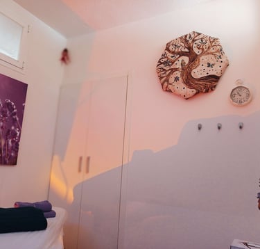 Sala de masajes con imagen de Buda y pandero chamánico con funda decorativa en la pared