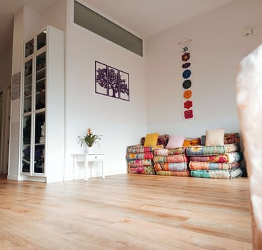 Sala con office para charlas y talleres holísticos - Espacio SitaRam Alcobendas Madrid