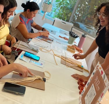 mujer impartiendo taller de macramé