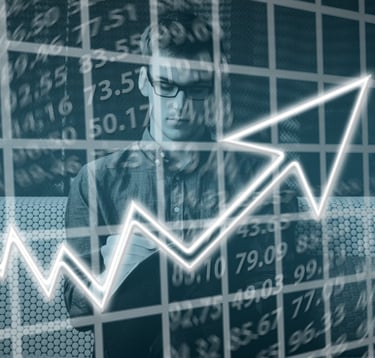 Um homem em vestes formais usando óculos criando gráficos de análise de dados