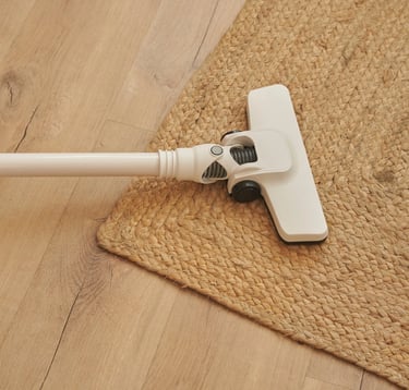 Limpeza de tapete sisal/juta em Campinas - bocal de aspirador removendo poeira sobre piso.