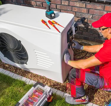 Tekirdağ’da ısı pompası tamiri yapan usta, dış ünite bakım ve gaz dolumu işlemi gerçekleştiriyor.