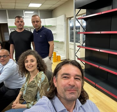 groupe de personnes et une interprète français-turc assises à un bureau avec des rayonnages istanbul
