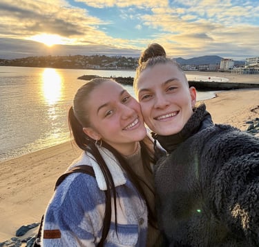 les fondatrices de Double Regards, incarnant la joie, la confiance et une vision complémentaires