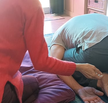 posture balasana pendant une séance de yogathérapie