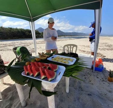 Picnic de frutas en la playa del rio Don Diego