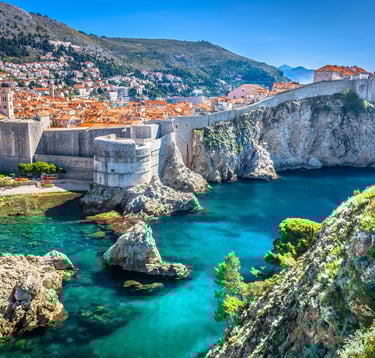 Dubrovački stari grad i gradske zidine s pogledom na Jadransko more.