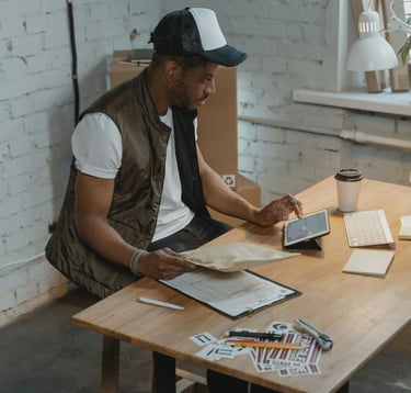 Persona preparando documentacion para tramite aduanero de mudanzas.