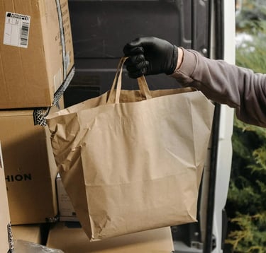 Paquetes siendo subidos a un camion de mudanzas.