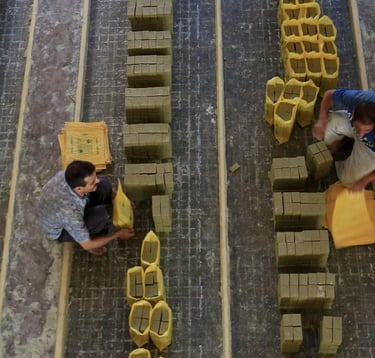 Operarios empaquetando muestras listas para despachar.