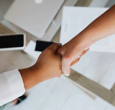 Manos siendo estrechadas en honor a los acuerdos y valores de CML.