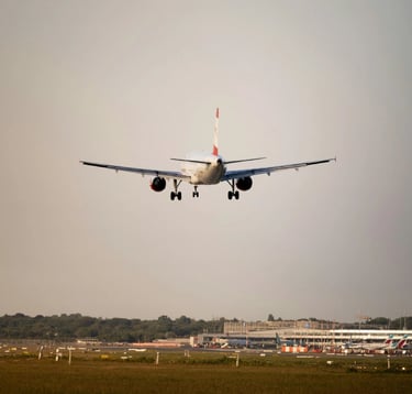 Avion aterrizando en aereopuesto representando la logistica aerea.
