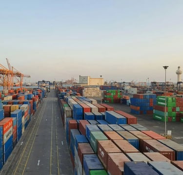 Puerto con contenedores, representando los servicios de exportacion.