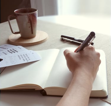 Camille en travail de rédaction et de réflexion