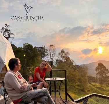 Compartir recuerdos viendo el hermoso atardecer en Casa Quincha Glamping