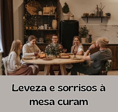 amigos sorrindo à mesa
