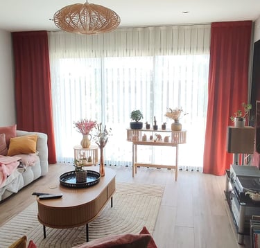 Double rideaux en velours terracotta de la maison Designers Guild et voilages avec tête plis plats