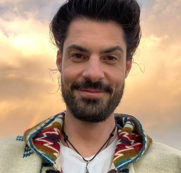 Picture of practitioner Immanuel Holtmannspoetter with friendly smile and a radiant cloudformation