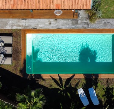 Vue aérienne de la piscine privée de la Villa Les Pins à Tarnos