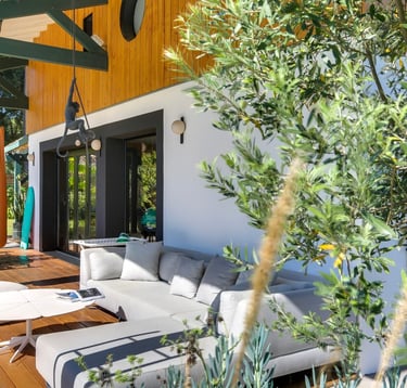 Terrasse en bois et salon extérieur de la Villa Les Pins à Tarnos