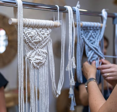 Arte de macramé hecho a mano, tejido con cordón de algodón blanco sobre una estructura tipo perchero