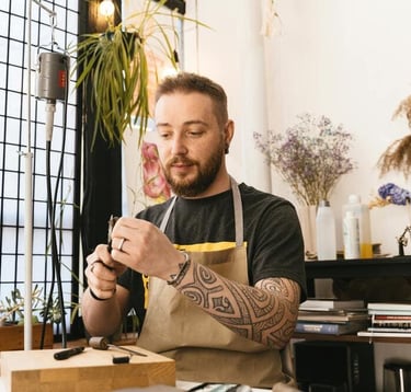 joyero fabricando un anillo con herramientas especiales
