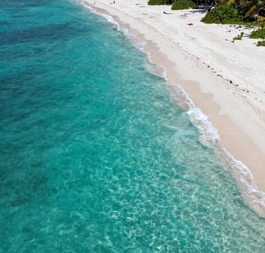 A crisp, high-resolution photo of a secluded turquoise bay with white sand, professional drone perspective, bright natural daylight, conveying a sense of peace and exclusivity, North American / US vacation vibe.