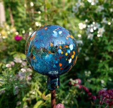 Glaskonst till hem och trädgård – färgglada glaskulor i trädgård från Ankes