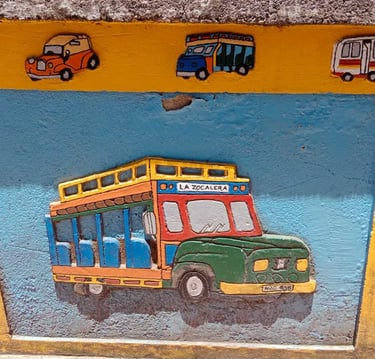 Zócalo de la tradicional chiva de Colombia - Guatapé