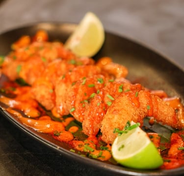 Crevettes épicées halal servies avec citron au restaurant La Parisienne à Nîmes