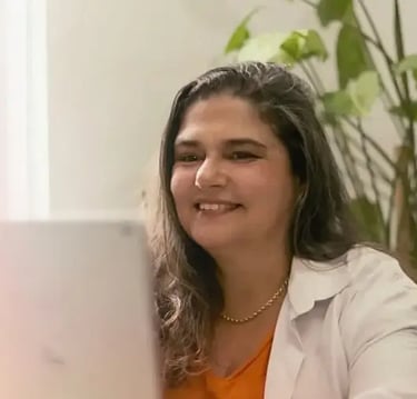  Pastora Janina Santana sorridente em atendimento terapêutico por video chamada.