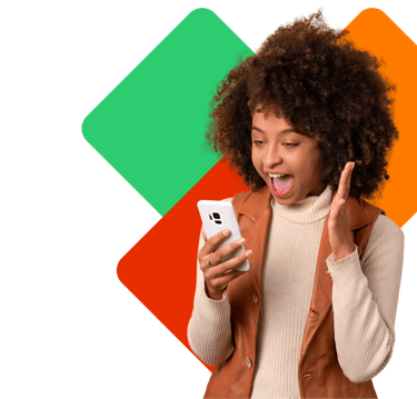 Pessoa feliz usando o aplicativo de transporte APKTEM no celular, representando mobilidade urbana