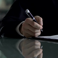 Homem assinando um contrato de licitação governamental