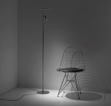 lampara de pie iluminando una silla