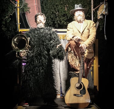 Buster y Cuboy en escenario, música y humor de la cia tartaruga