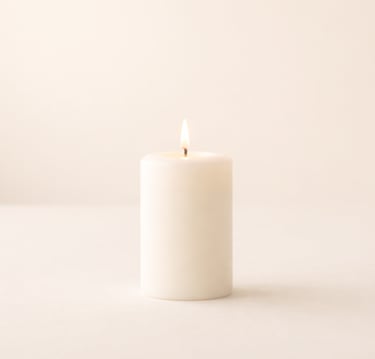 Vela encendida minimalista en tonos cálidos