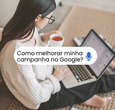 Pessoa fazendo uma pesquisa no buscador do Google.