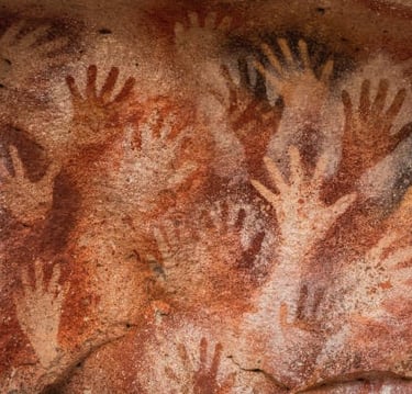 mains peintes de couleurs naturelles comme la couleur de l'argile dans cet atelier terre en duo