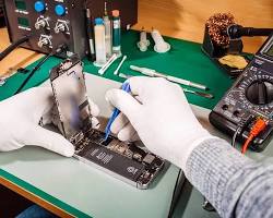 uma pessoa com luvas e luvas está segurando uma ferramenta