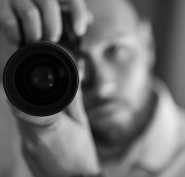 Photographe à Valensole en Provence prenant une photo, portrait noir et blanc avec appareil photo