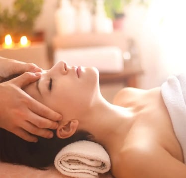 Praticiens bien-être recevant les conseils stratégiques de Charlène