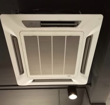 Pemasangan unit cassette aircond pejabat berkualiti tinggi.